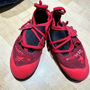 La sportiva kids climbing shoes never worn size 10 11